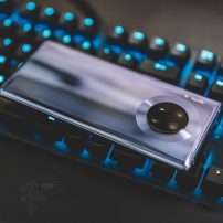 审校编辑苏叶在纸上标注文字与合规要点，窗外午后光线照进书桌